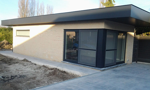 metselwerk met opbouw overhangend plat dak en voegwerk bijgebouw