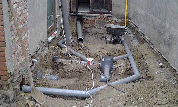 rioleringswerken met leggen en aanwerken diverse afvoeren