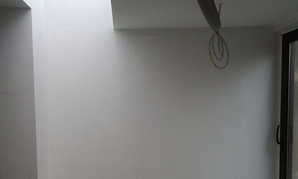 gyproc en binnenplakwerk met aanwerken deur en raam, met plafond in gyproc